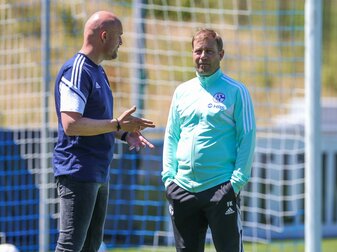 Schalkes Sportdirektor Rouven Schröder (l) im Gespräch mit Cheftrainer Frank Kramer. Schalkes Sportdirektor Rouven Schröder (l) im Gespräch mit Cheftrainer Frank Kramer.