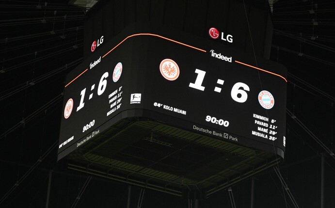 Das Ergebnis von 1:6 gegen Bayern München wird auf dem Videowürfel im Frankfurter Stadion angezeigt.