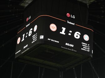 Das Ergebnis von 1:6 gegen Bayern München wird auf dem Videowürfel im Frankfurter Stadion angezeigt. Das Ergebnis von 1:6 gegen Bayern München wird auf dem Videowürfel im Frankfurter Stadion angezeigt.