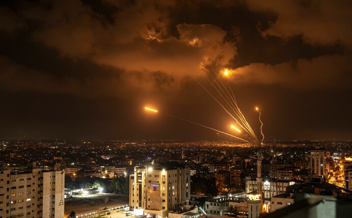 Raketen werden aus dem Gazastreifen - nur gut 70 Kilometer von Tel Aviv entfernt - in Richtung Israel abgefeuert.