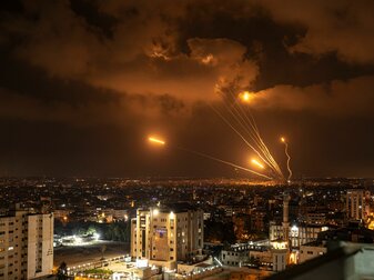 Raketen werden aus dem Gazastreifen - nur gut 70 Kilometer von Tel Aviv entfernt - in Richtung Israel abgefeuert. Raketen werden aus dem Gazastreifen - nur gut 70 Kilometer von Tel Aviv entfernt - in Richtung Israel abgefeuert.