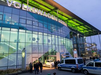 Polizeifahrzeuge stehen vor der Volkswagen Arena. Polizeifahrzeuge stehen vor der Volkswagen Arena.
