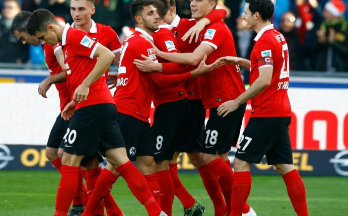 Der SC Freiburg übernimmt die Tabellenführung (Quelle: PIXATHLON/SID)