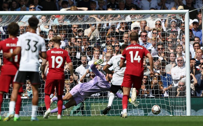 Fulhams Aleksandar Mitrovic (2.v.r) schießt das 2:1 gegen den FC Liverpool