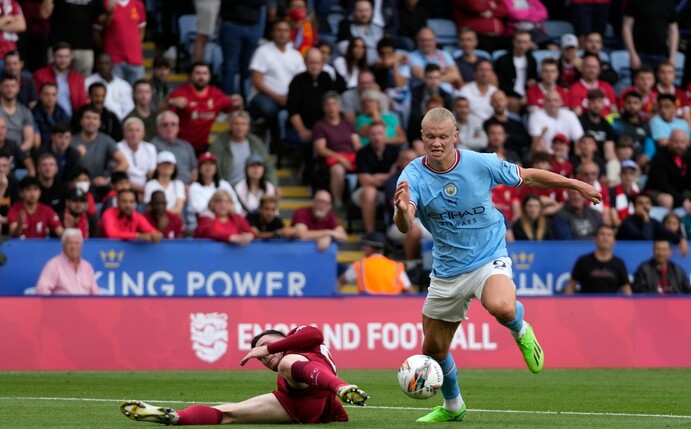 Manchesters Erling Haaland (r) setzt sich im Zweikampf gegen Liverpools Andrew Robertson durch.