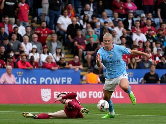 Manchesters Erling Haaland (r) setzt sich im Zweikampf gegen Liverpools Andrew Robertson durch. Manchesters Erling Haaland (r) setzt sich im Zweikampf gegen Liverpools Andrew Robertson durch.