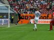 Augsburgs Torwart Rafal Gikiewicz (l) kann dem Ball beim 0:2 nur noch hinterherschauen.