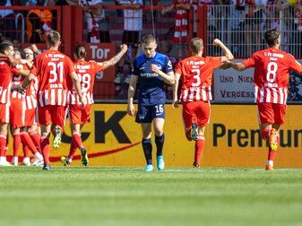 Die Mannschaft von Union jubelt nach dem 1:0 Treffer durch Sheraldo Becker - Herthas Jonjoe Kenny lässt den Kopf hängen. Die Mannschaft von Union jubelt nach dem 1:0 Treffer durch Sheraldo Becker - Herthas Jonjoe Kenny lässt den Kopf hängen.