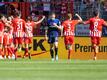 Die Mannschaft von Union jubelt nach dem 1:0 Treffer durch Sheraldo Becker - Herthas Jonjoe Kenny lässt den Kopf hängen.