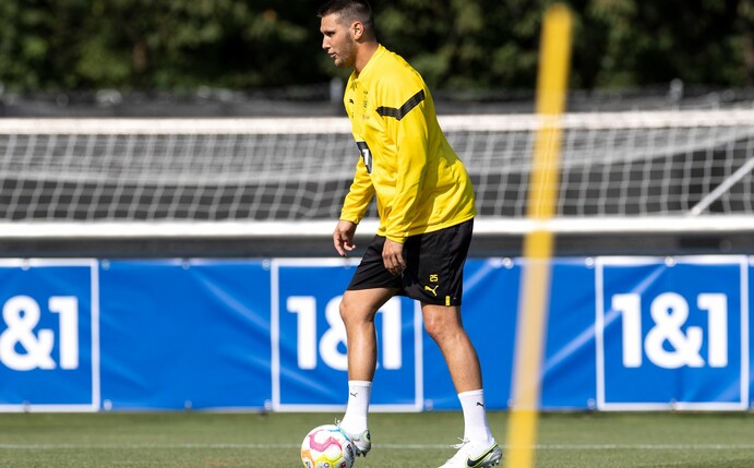 BVB-Neuzugang Niklas Süle hat beim Training einen Ball am Fuß.