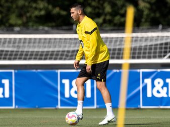 BVB-Neuzugang Niklas Süle hat beim Training einen Ball am Fuß. BVB-Neuzugang Niklas Süle hat beim Training einen Ball am Fuß.