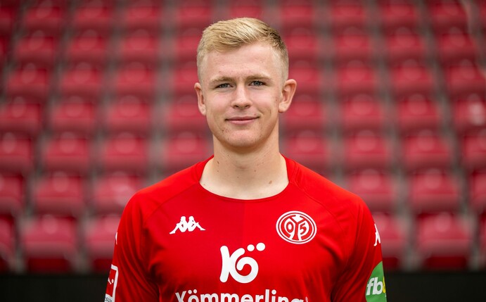 FSV-Stürmer Jonathan Burkardt hat sich im Abschlusstraining vor dem ersten Spieltag bei einem Schuss verletzt.
