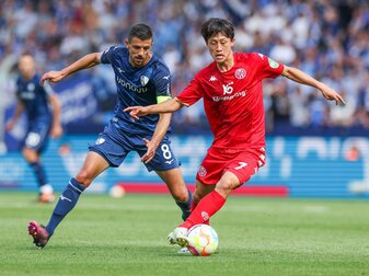 Bochums Anthony Losilla (l) kämpft mit dem Mainzer Jae-Sung Lee um den Ball. Bochums Anthony Losilla (l) kämpft mit dem Mainzer Jae-Sung Lee um den Ball.