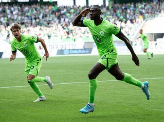 Wolfsburgs Josuha Guilavogui (r) jubelt mit Mitspieler Luca Waldschmidt nach seinem Tor zum späten 2:2-Ausgleich. Wolfsburgs Josuha Guilavogui (r) jubelt mit Mitspieler Luca Waldschmidt nach seinem Tor zum späten 2:2-Ausgleich.