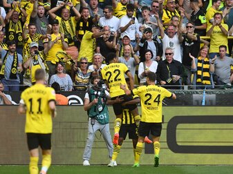 Dortmunds Spieler jubeln nach dem Tor zum 1:0 gegen Bayer Leverkusen. Dortmunds Spieler jubeln nach dem Tor zum 1:0 gegen Bayer Leverkusen.