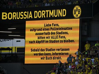 Die Zuschauer werden wegen eines Polizeieinsatzes gebeten nach Abpfiff zunächst im Stadion zu verweilen. Die Zuschauer werden wegen eines Polizeieinsatzes gebeten nach Abpfiff zunächst im Stadion zu verweilen.