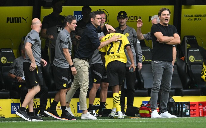 Dortmunds Sportdirektor Sebastian Kehl (3.vl) klopft dem ausgewechseltem Karim Adeyemi (M) auf die Schultern.