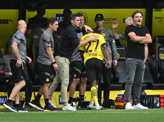 Dortmunds Sportdirektor Sebastian Kehl (3.vl) klopft dem ausgewechseltem Karim Adeyemi (M) auf die Schultern. Dortmunds Sportdirektor Sebastian Kehl (3.vl) klopft dem ausgewechseltem Karim Adeyemi (M) auf die Schultern.