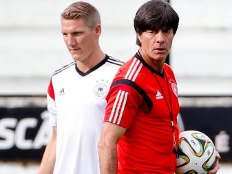 Bundestrainer Joachim Löw (r) und DFB-Kapitän Bastian Schweinsteiger. Foto: Kamil Krzaczynski Bundestrainer Joachim Löw (r) und DFB-Kapitän Bastian Schweinsteiger. Foto: Kamil Krzaczynski