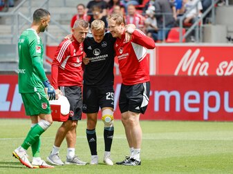 Linksverteidiger Tim Handwerker (2.v.r) wird verletzt vom Platz begleitet. Linksverteidiger Tim Handwerker (2.v.r) wird verletzt vom Platz begleitet.