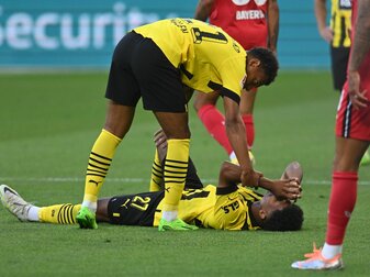 Dortmund-Neuzugang Karim Adeyemi liegt verletzt auf dem Rasen. Dortmund-Neuzugang Karim Adeyemi liegt verletzt auf dem Rasen.