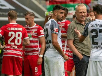 Freiburgs Trainer Christian Streich (2.v.r.) unterhält sich mit zwei seiner Spieler. Freiburgs Trainer Christian Streich (2.v.r.) unterhält sich mit zwei seiner Spieler.
