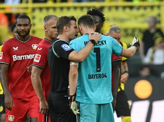 Schiedsrichter Felix Brych (M) verweist Leverkusens Torwart Lukas Hradecky (r/1) des Feldes. Schiedsrichter Felix Brych (M) verweist Leverkusens Torwart Lukas Hradecky (r/1) des Feldes.