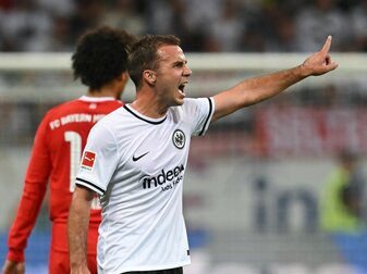 Eintracht Frankfurts Mario Götze (r) gestikuliert im Spiel gegen Bayern München.