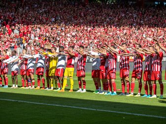 Die Mannschaft von Union Berlin feiert mit ihren Fans den 3:1 Sieg gegen Hertha BSC.