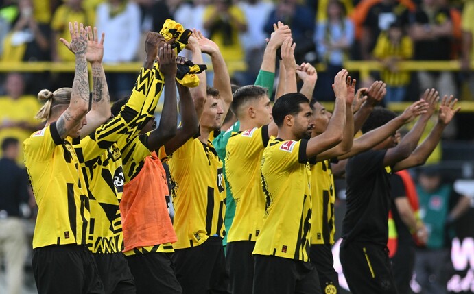 Dortmunds Mannschaft lässt sich nach Spielende von den Fans feiern.
