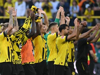 Dortmunds Mannschaft lässt sich nach Spielende von den Fans feiern. Dortmunds Mannschaft lässt sich nach Spielende von den Fans feiern.