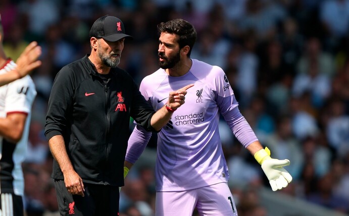 Liverpools Trainer Jürgen Klopp (l) war nach dem 2:2 beim FC Fulham mächtig bedient.