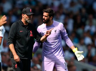 Liverpools Trainer Jürgen Klopp (l) war nach dem 2:2 beim FC Fulham mächtig bedient. Liverpools Trainer Jürgen Klopp (l) war nach dem 2:2 beim FC Fulham mächtig bedient.