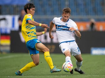 Darmstadts Matthias Bader (r) kommt vor dem Braunschweiger Keita Endo an den Ball. Darmstadts Matthias Bader (r) kommt vor dem Braunschweiger Keita Endo an den Ball.