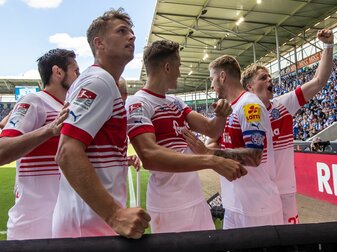 Holstein Kiel konnte sich beim 1. FC Magdeburg durchsetzen. Holstein Kiel konnte sich beim 1. FC Magdeburg durchsetzen.