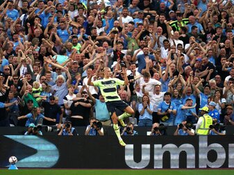 Manchester Citys Erling Haaland feiert seinen zweiten Treffer bei seinem Debüt in der Premier League. Manchester Citys Erling Haaland feiert seinen zweiten Treffer bei seinem Debüt in der Premier League.