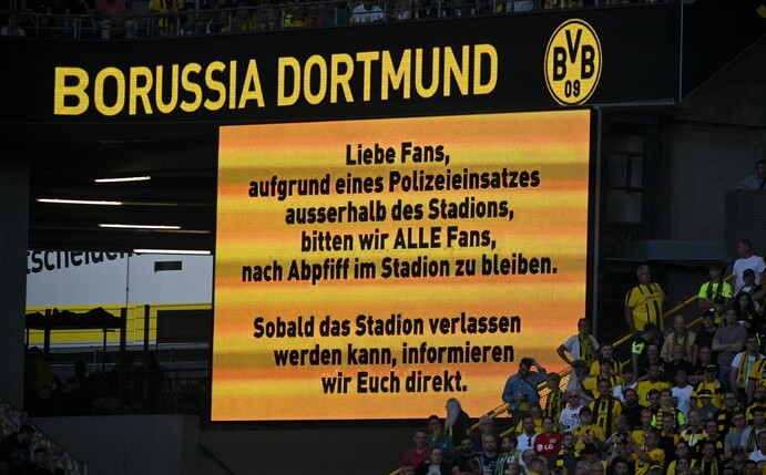 Die Zuschauer wurden wegen des Polizeieinsatzes gebeten nach Abpfiff zunächst im Stadion zu verweilen.
