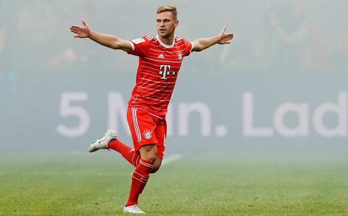 Testet mit einigen Teamkollegen mal die Frankfurter Currywurst aus: Bayern-Star Joshua Kimmich.