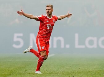Testet mit einigen Teamkollegen mal die Frankfurter Currywurst aus: Bayern-Star Joshua Kimmich. Testet mit einigen Teamkollegen mal die Frankfurter Currywurst aus: Bayern-Star Joshua Kimmich.