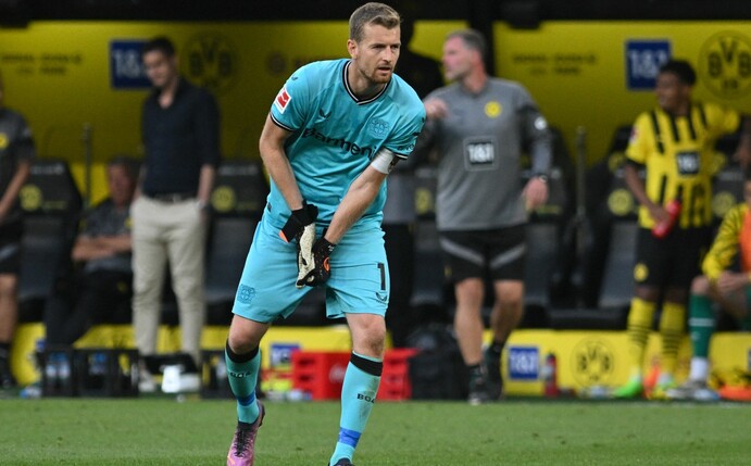 Hatte einen Ball knapp außerhalb des Strafraums mit der Hand gefangen: Lukas Hradecky.