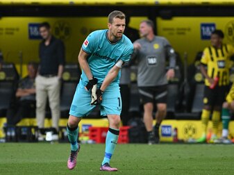 Hatte einen Ball knapp außerhalb des Strafraums mit der Hand gefangen: Lukas Hradecky. Hatte einen Ball knapp außerhalb des Strafraums mit der Hand gefangen: Lukas Hradecky.