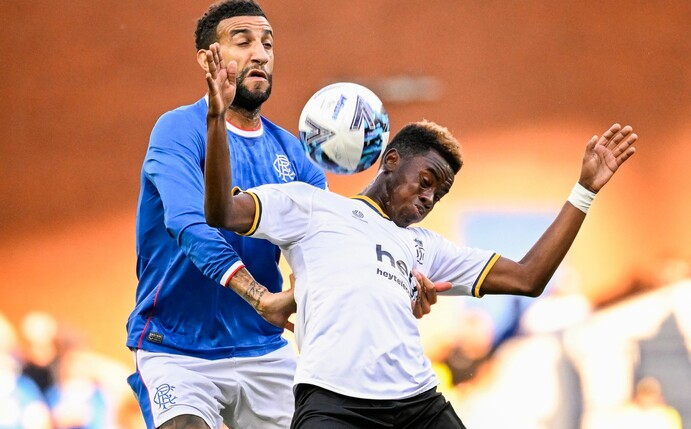 Connor Goldson (l) von den Glasgow Rangers gegen Simon Adingra von Union St. Gilloise.