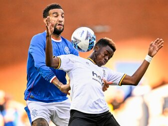 Connor Goldson (l) von den Glasgow Rangers gegen Simon Adingra von Union St. Gilloise. Connor Goldson (l) von den Glasgow Rangers gegen Simon Adingra von Union St. Gilloise.
