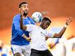 Connor Goldson (l) von den Glasgow Rangers gegen Simon Adingra von Union St. Gilloise.