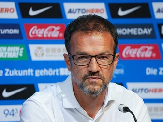 Herthas Geschäftsführer Sport, Fredi Bobic, sitzt während einer Pressekonferenz auf dem Podium. Herthas Geschäftsführer Sport, Fredi Bobic, sitzt während einer Pressekonferenz auf dem Podium.