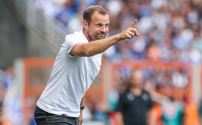 Mainz-Cheftrainer Bo Svensson coacht seine Mannschaft aktiv an der Außenlinie.