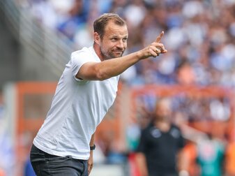 Mainz-Cheftrainer Bo Svensson coacht seine Mannschaft aktiv an der Außenlinie. Mainz-Cheftrainer Bo Svensson coacht seine Mannschaft aktiv an der Außenlinie.