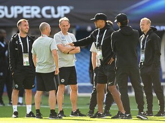 Frankfurts Mario Götze (l-r), Athletiktrainer Markus Murrer, Potenzialtrainer Martin Daxl, Timothy Chandler, Makoto Hasebe und Sebastian Rode stehen bei der Besichtigung des Spielfelds auf dem Rasen. Frankfurts Mario Götze (l-r), Athletiktrainer Markus Murrer, Potenzialtrainer Martin Daxl, Timothy Chandler, Makoto Hasebe und Sebastian Rode stehen bei der Besichtigung des Spielfelds auf dem Rasen.