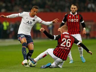 PSG-Verteidiger Thilo Kehrer (l) kämpft mit Nizzas Melvin Bard um den Ball. PSG-Verteidiger Thilo Kehrer (l) kämpft mit Nizzas Melvin Bard um den Ball.