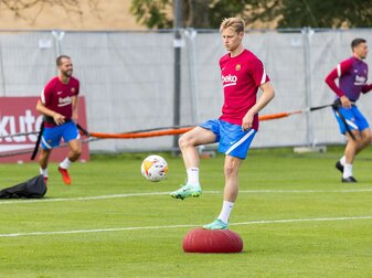 Der niederländische Nationalspieler Frenkie de Jong (M), Spieler des FC Barcelona, trainiert auf dem Sportplatz. Der niederländische Nationalspieler Frenkie de Jong (M), Spieler des FC Barcelona, trainiert auf dem Sportplatz.